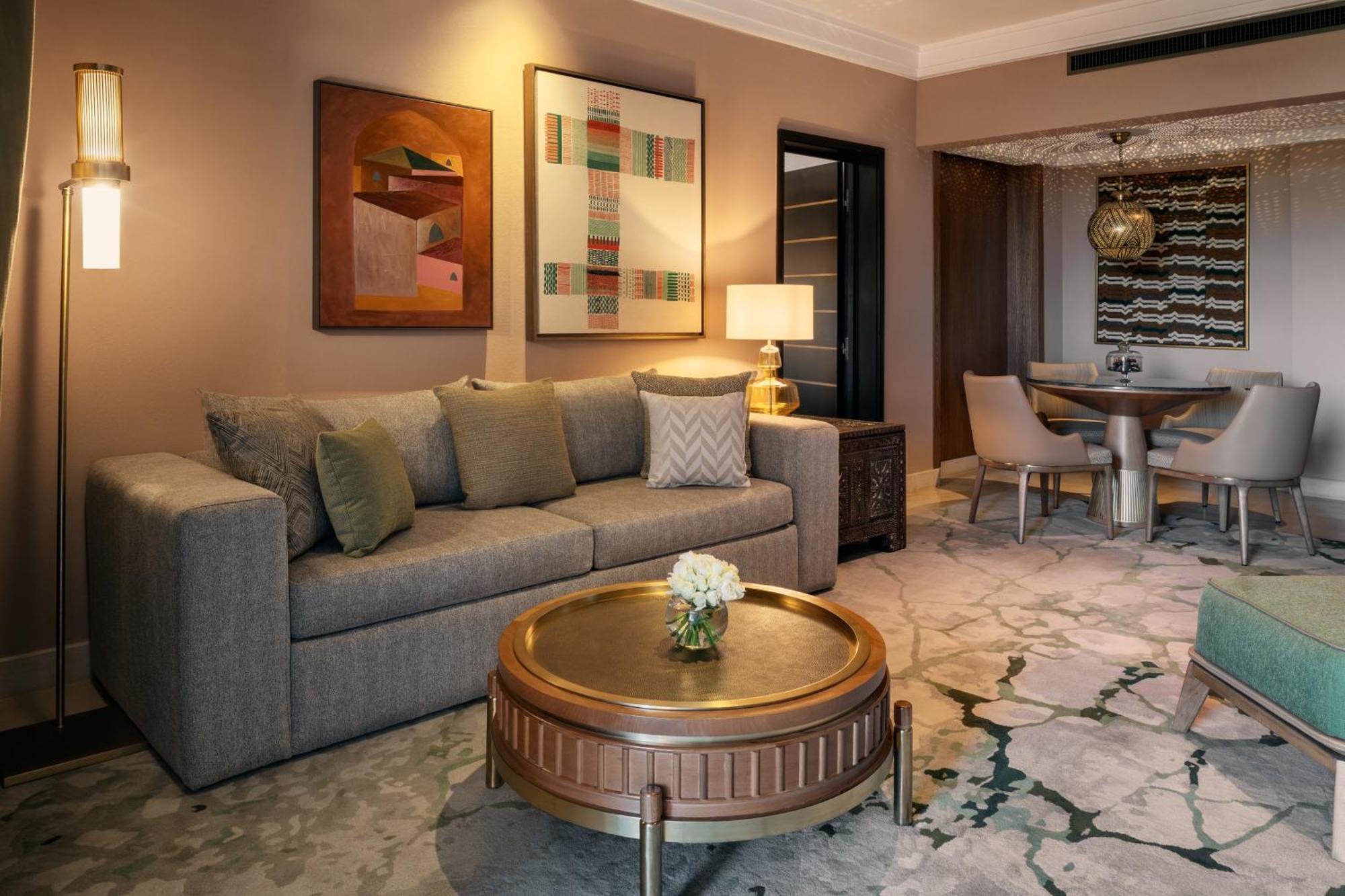 Suite con cama extragrande, vistas a la piscina y terraza