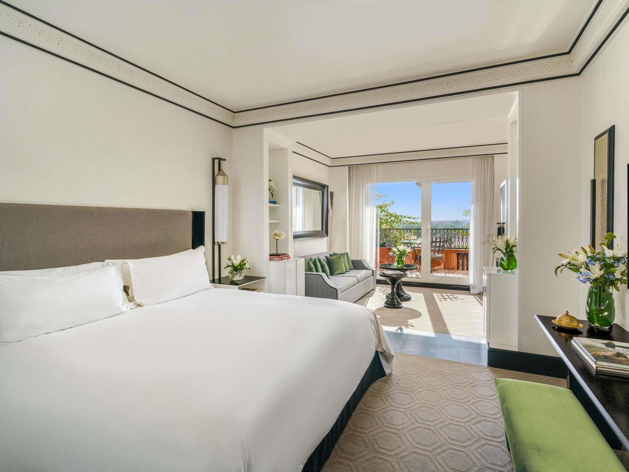 Suite Junior con balcón y vistas a la montaña y a la piscina