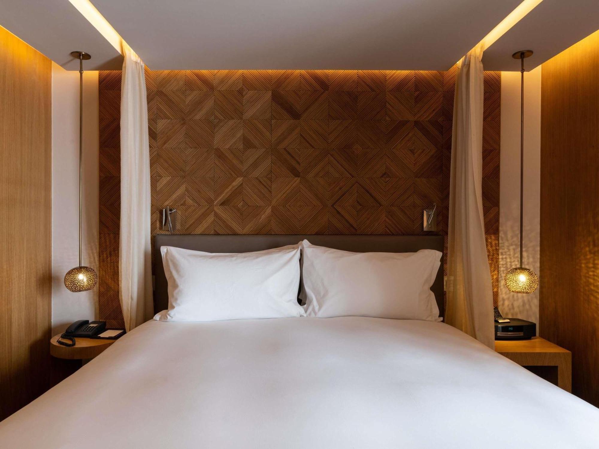 Contemporary Junior King Suite with Balcony,1729994791:JPEG